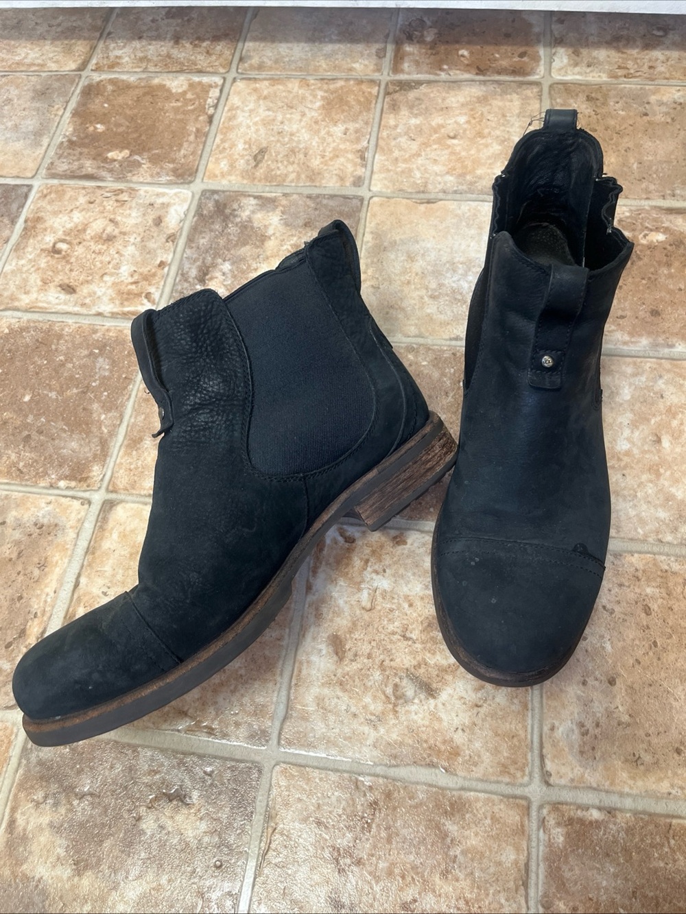 UGG Men’s Gallion Black Leather Chelsea Boots Sz 9